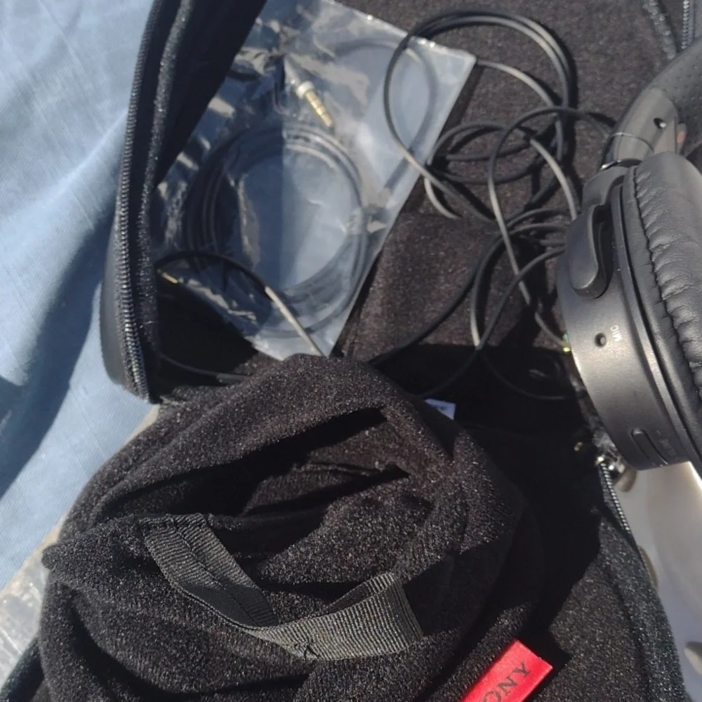 - Sony Black Wireless Headphones MDR-ZX750BN NWOT